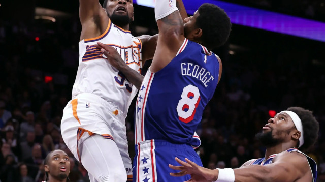 שחקן פיניקס סאנס קווין דוראנט מול שחקן פילדלפיה 76' פול ג'ורג' (צילום: GettyImages, Chris Coduto)