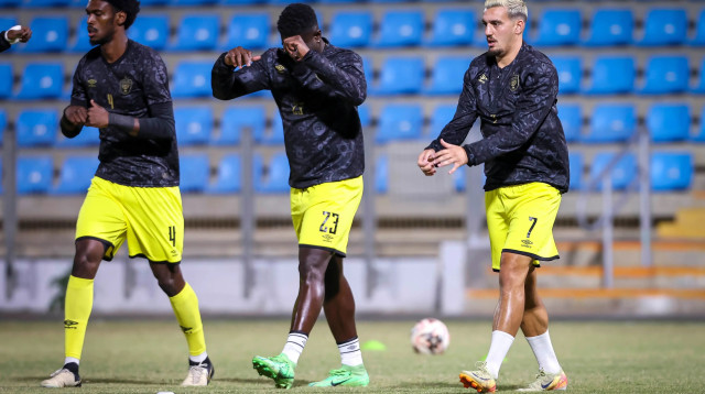 ירדן שועה לצד ז'אן מרסלן בית"ר ירושלים (צילום: מאור אלקסלסי)