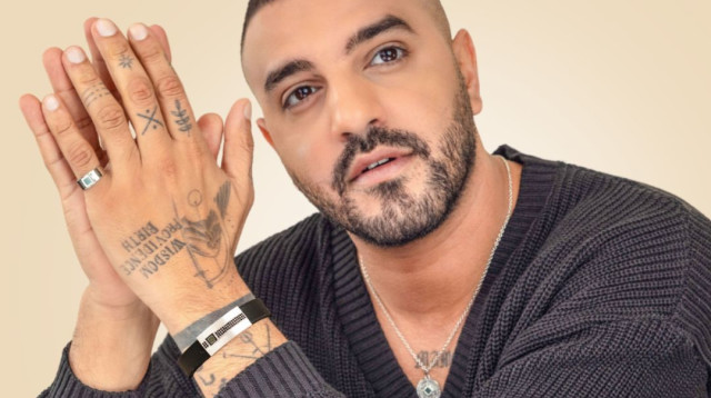 כל התנ"ך בכף ידו. איתי לוי והתכשיטים בעיצובו (צילום: מור ארדיטי)