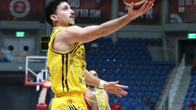 שחקן הפועל חולון ניב משגב (צילום: דני מרון)