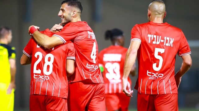 שחקני בני סכנין חוגגים עם קונסטנטינוס סוטיריו (צילום: מאור אלקסלסי)