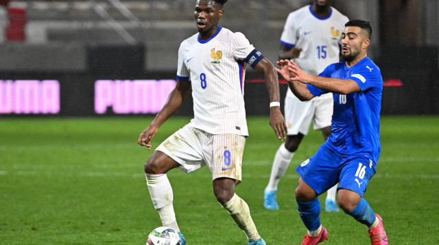 אורליאן טשואמני שחקן נבחרת צרפת לפני מוחמד אבו פאני שחקן נבחרת ישראל (צילום: GettyImages, ATTILA KISBENEDEK/AFP)