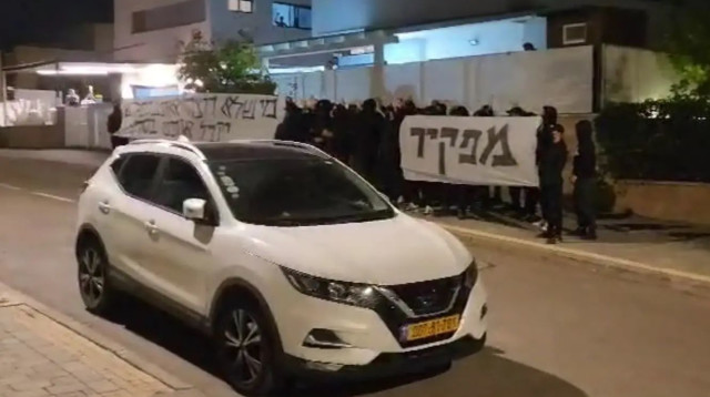 מחאת אוהדי מכבי חיפה מול ביתו של המנכ"ל איציק עובדיה (צילום: תיעוד ברשתות חברתיות לפי סעיף 27 א' לחוק זכויות יו)