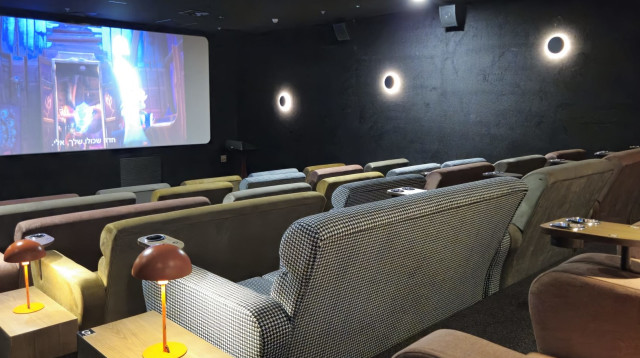 יש גם נוף לים ובר יין. קולנוע מובילנד הצוק תל אביב (צילום: באדיבות מובילנד)