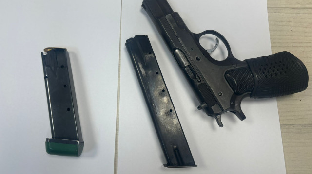 האקדח שנתפס (צילום: דוברות המשטרה)