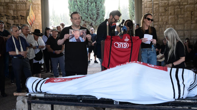 יגאל שילון מובא למנוחות: משפחתו נפרדת  (צילום: אבשלום ששוני)