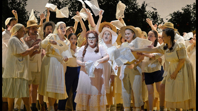 "השעתיים הללו באופרה יכולות להעניק מזור לנפש", מתוך האופרה "שיקוי האהבה" (צילום: באדיבות האופרה הישראלית)