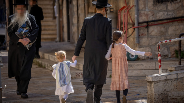 חרדים בשכונת מאה שערים בירושלים (צילום: מיכאל גלעדי, פלאש 90)