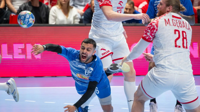 יואב לומברוזו שחקן נבחרת ישראל בכדוריד מול פולין (צילום: אתר רשמי, Pawel Bejnarowicz, איגוד הכדוריד בפולין)