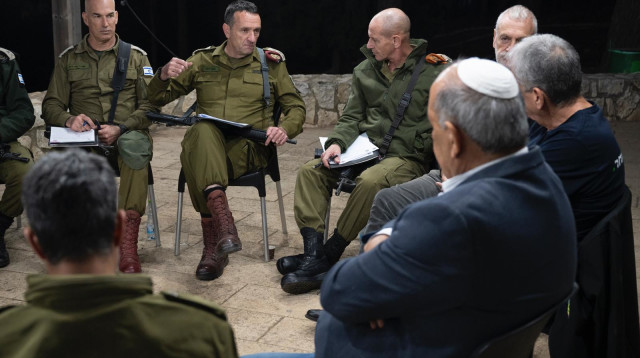 הרמטכ"ל בפגישה עם ראשי הרשויות  (צילום: דובר צה"ל)