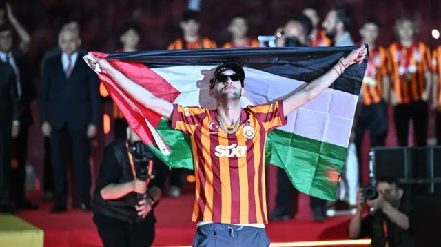 מניף את הדגל הפלסטיני בגאון בטורקיה. זייש (צילום: רויטרס)