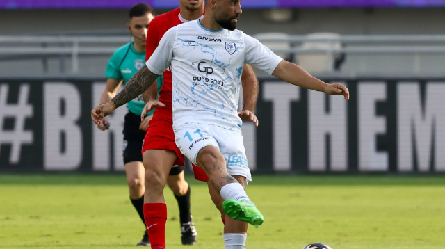 מתן בית יעקב שחקן מכבי יפו לפני ארי כהן שחקן הפועל תל אביב (צילום: דני מרון)