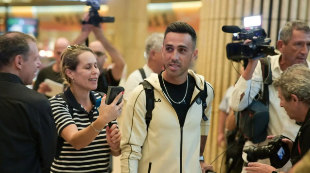 ערן זהבי שחקן מכבי תל אביב לאחר הנחיתה מאמסטרדם (צילום: ניב אהרונסון)