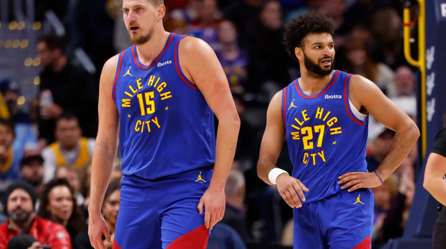 שחקן דנבר נאגטס ניקולה יוקיץ' עם ג'מאל מארי (צילום: GettyImages, C. Morgan Engel)