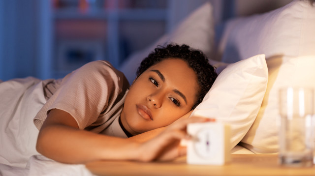 שינה באור יכולה להזיק לבריאותנו (צילום: אינגאימג')