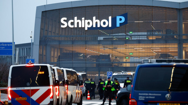 כוחות המשטרה המקומיים בסמוך לזירת הפוגרום באמסטרדם (צילום: רויטרס)