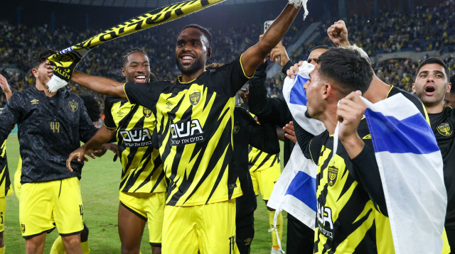 שחקני בית"ר ירושלים חוגגים (צילום: דני מרון)