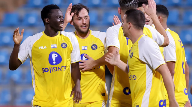 שחקני מכבי תל אביב חוגגים עם הנרי אדו (צילום: מאור אלקסלסי)