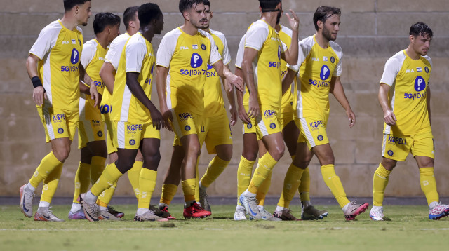 שחקני מכבי תל אביב (צילום: מאור אלקסלסי)