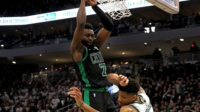 ג'יילן בראון על יאניס (צילום: Boston Globe)