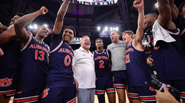 שחקני מכללת אובורן בכדורסל (צילום: Alex Slitz)