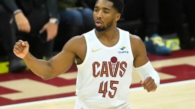 כל העניים עליו. מיטשל (צילום: רויטרס)