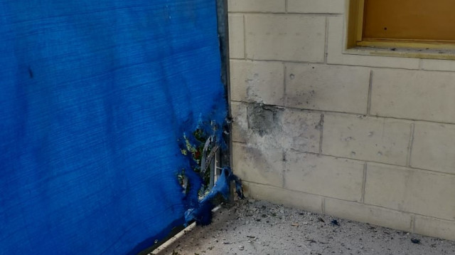 פגיעת כטב"ם בנשר (צילום: דוברות המשטרה)