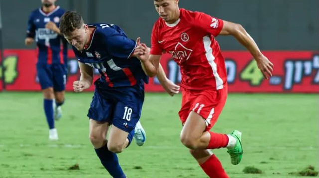 יצא כדי לנוח קצת לקראת הליגה. סתיו טוריאל מול שי מוסינקו (צילום: דני מרון)