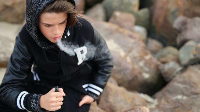 סיגריה אלקטרונית. התמכרות מהירה בגיל ההתבגרות (צילום: שאטרסטוק)