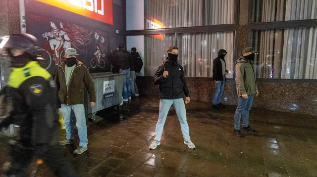 מתפרעים ומפגינים בעיר אמסטרדם (צילום: רויטרס)