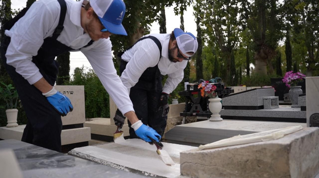 בית קברות (צילום: בזיכרון)