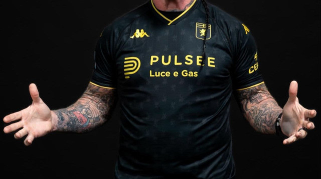 האנדרטייקר במדי גנואה (צילום: אינסטגרם של מועדון הכדורגל גנואה)