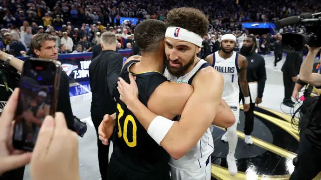 החיבוק המרגש בין תומפסון לקרי בסיום (צילום: GettyImages, Ezra Shaw)