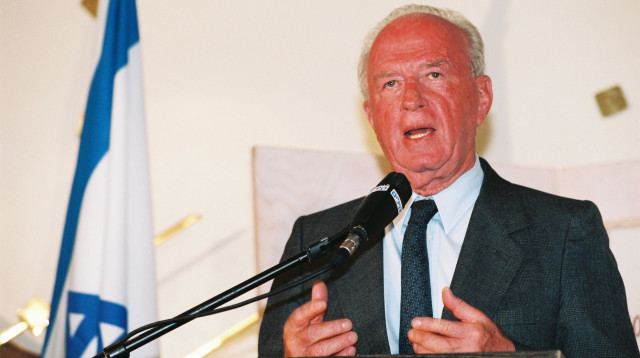 יצחק רבין בטקס פתיחת מעבר הגבול עם ירדן בערבה בעין עברונה (צילום: אלכס רוזקובסקי, ארכיון)