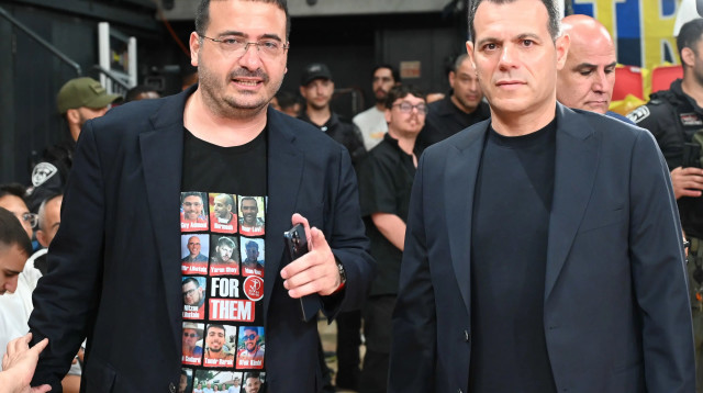 דימיטריס איטודיס מאמן יווני לצד עופר ינאי בעלים הפועל תל אביב (צילום: ברני ארדוב)