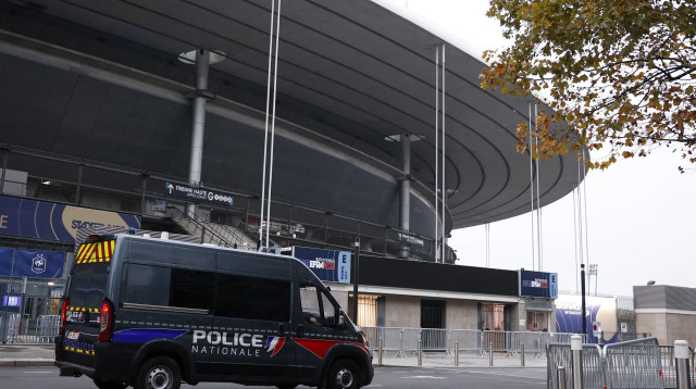 ניידת משטרה מחוץ לאצטדיון סטאד דה פראנס, צרפת (צילום: GettyImages, IAN LANGSDON/AFP)