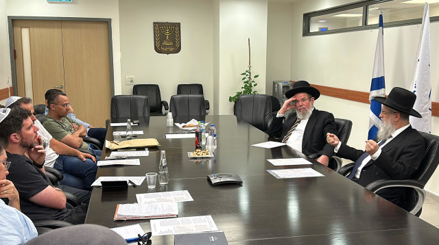 מפגש בין הרבנים הראשיים למשפחות החטופים (צילום: דובר הראשון לציון)
