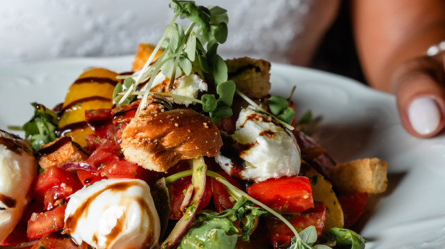 סלט פנצ'לה של חצר השוק. הכי טרי שאפשר (צילום: ספיר קוסה)