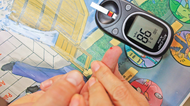 בדיקת סוכרת  (צילום: רויטרס)