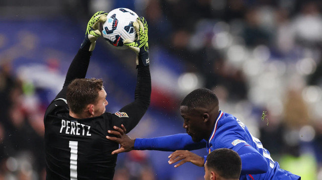 דניאל פרץ שוער נבחרת ישראל מקדים את איברהימה קונאטה שחקן נבחרת צרפת (צילום: GettyImages, FRANCK FIFE/AFP)