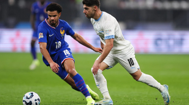 מנור סולומון שחקן נבחרת ישראל מול ווארן זאיר-אמרי שחקן נבחרת צרפת (צילום: GettyImages, FRANCK FIFE/AFP)