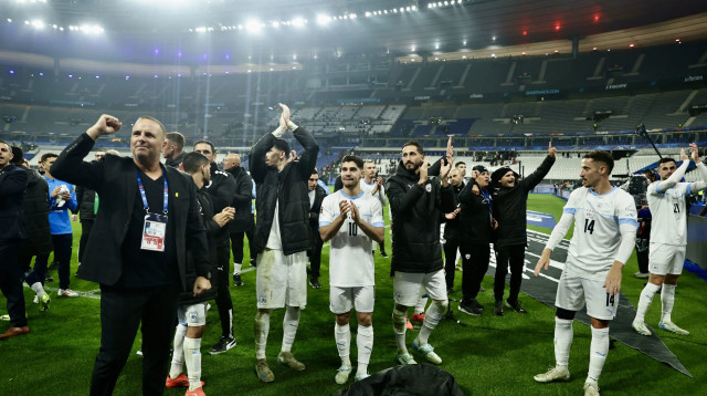 רן בן שמעון חוגג עם שחקני נבחרת ישראל (צילום: GettyImages, Ibrahim Ezzat/Anadolu)