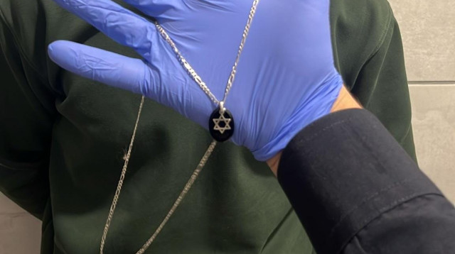 שרשרת עם תליון מגן דוד שנתפסה ברשות השב"ח החשוד (צילום: דוברות המשטרה)