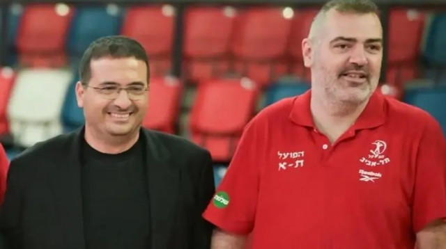 אנשי הפועל תל אביב עופר ינאי, סטפנוס דדאס (צילום: מערכת וואלה, ניב אהרונסון)