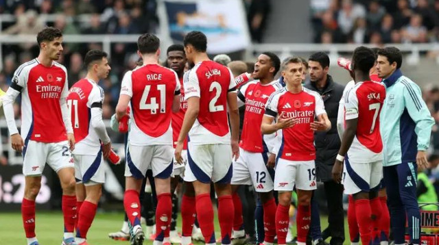 מחפש פתרון. מיקל ארטטה עם שחקניו (צילום: רויטרס)