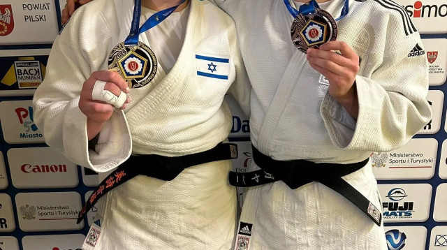 גאיה בר אור (מימין) עם מדליית ארד, יולי מישינר עם מדליית זהב, אליפות אירופה בג'ודו עד גיל 23 (צילום: אתר רשמי, איגוד הג'ודו)