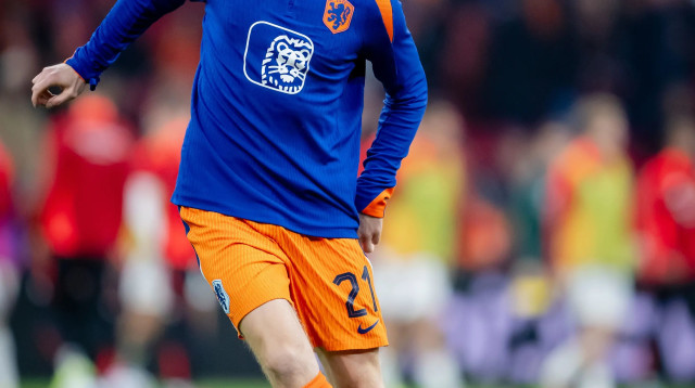 פרנקי דה יונג שחקן נבחרת הולנד בחימום (צילום: GettyImages, Soccrates Images)