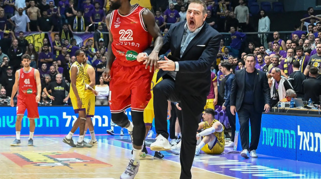 מאמן הפועל תל אביב סטפנוס דדאס עם פטריק בוורלי (צילום: ברני ארדוב)