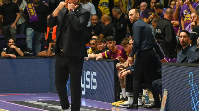 מאמן הפועל חולון גיא גודס (צילום: ברני ארדוב)