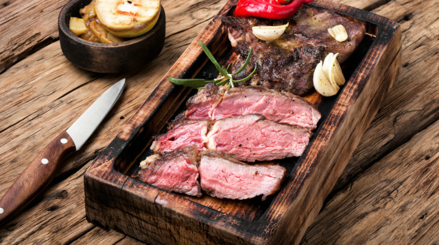 מתכוננים ליום העצמאות. פלטת בשרים (צילום: אינגאימג')